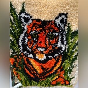 Vintage 70s rug hook Tiger wall hanging 🐅 14 x 16 inches